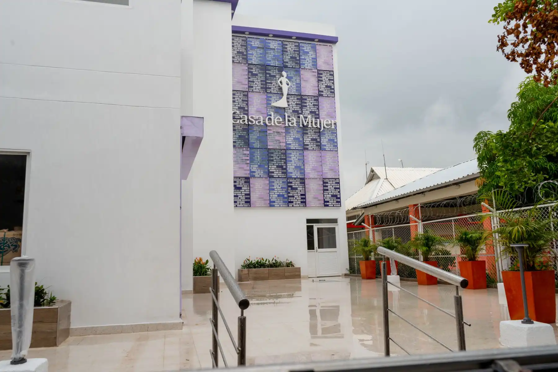 fachada externa de proyecto casa de la mujer positiva entregado por el fondo mixto sierra nevada