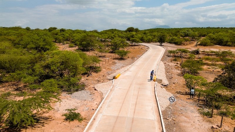 visual de ruta pavimentada papayal - iparu en la guajira por el fondo mixto sierra nevada de valledupar